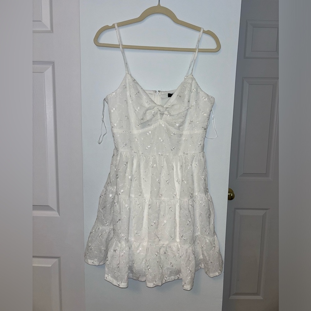 NWT NEVER WORN FRANCESCA’S MINI WHITE FLORAL DRESS SIZE L